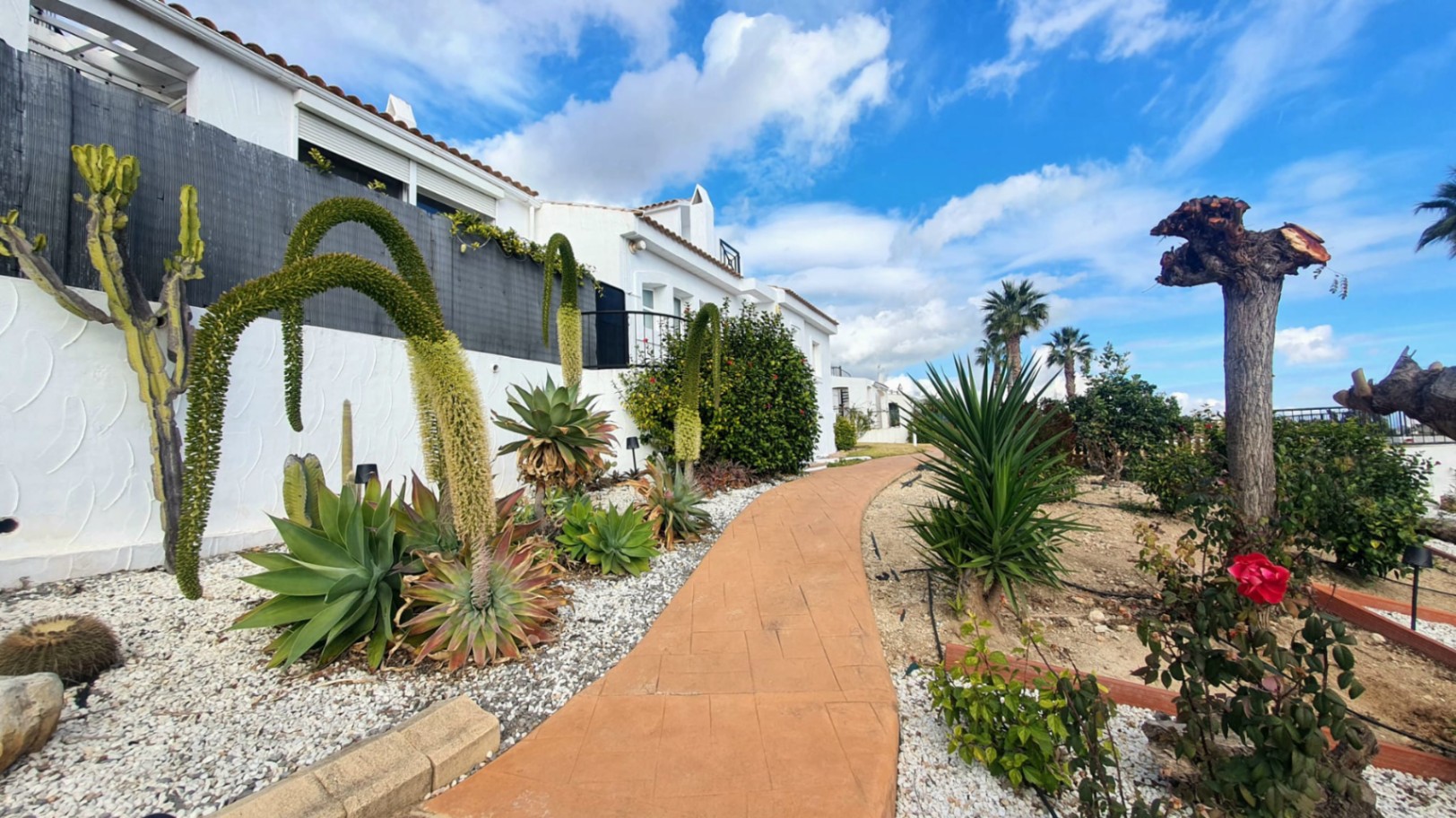 Chalet de una Planta con Solárium, Vistas al Mar y Diseño Moderno en La Nucía
