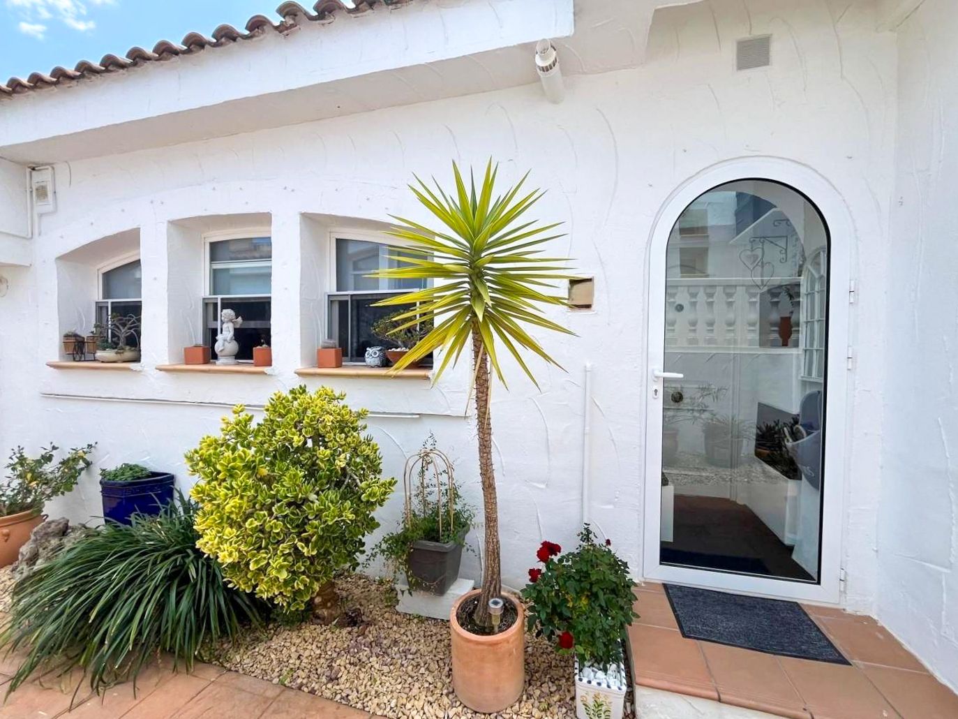 Chalet de una Planta con Solárium, Vistas al Mar y Diseño Moderno en La Nucía