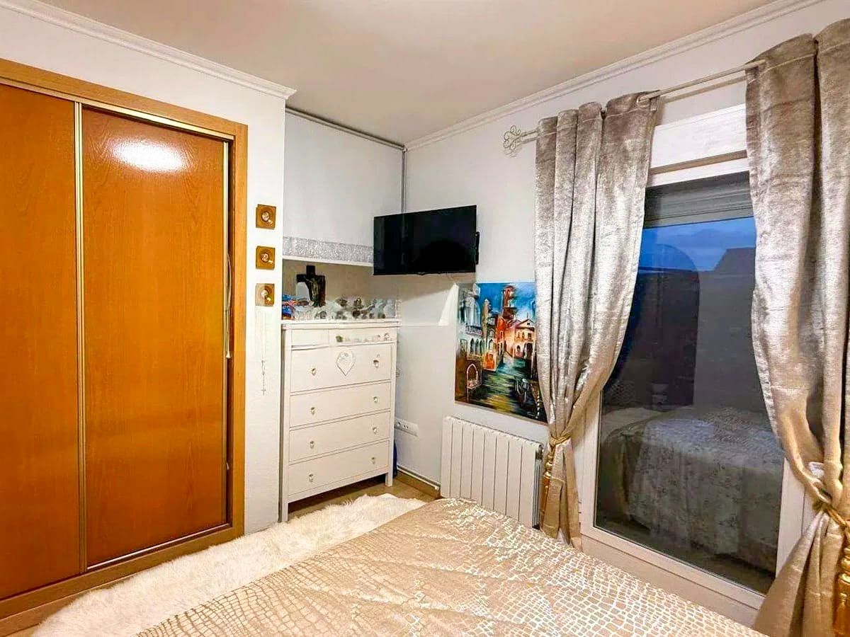 Chalet de una Planta con Solárium, Vistas al Mar y Diseño Moderno en La Nucía
