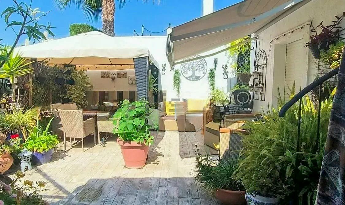 Chalet de una Planta con Solárium, Vistas al Mar y Diseño Moderno en La Nucía