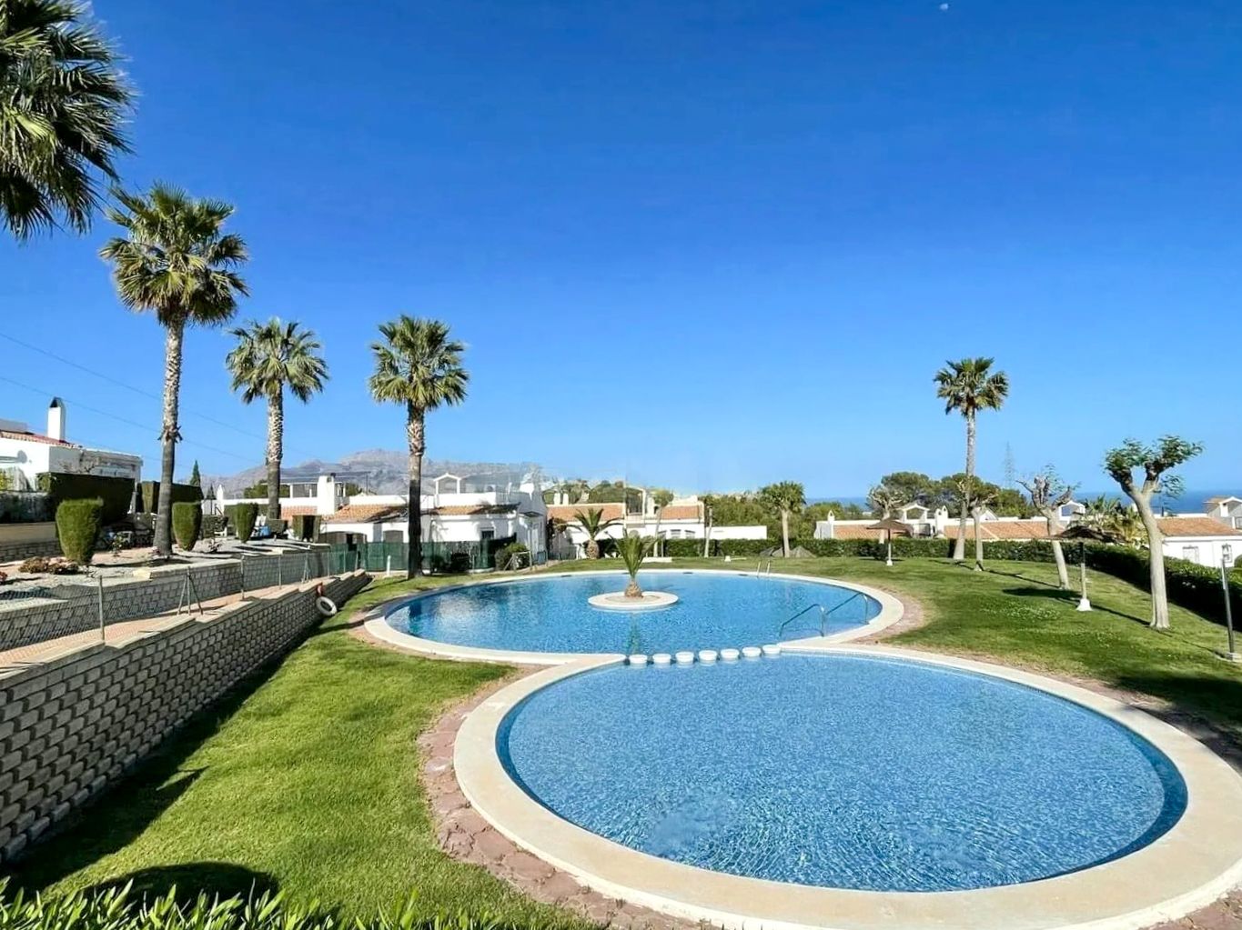 Chalet de una Planta con Solárium, Vistas al Mar y Diseño Moderno en La Nucía