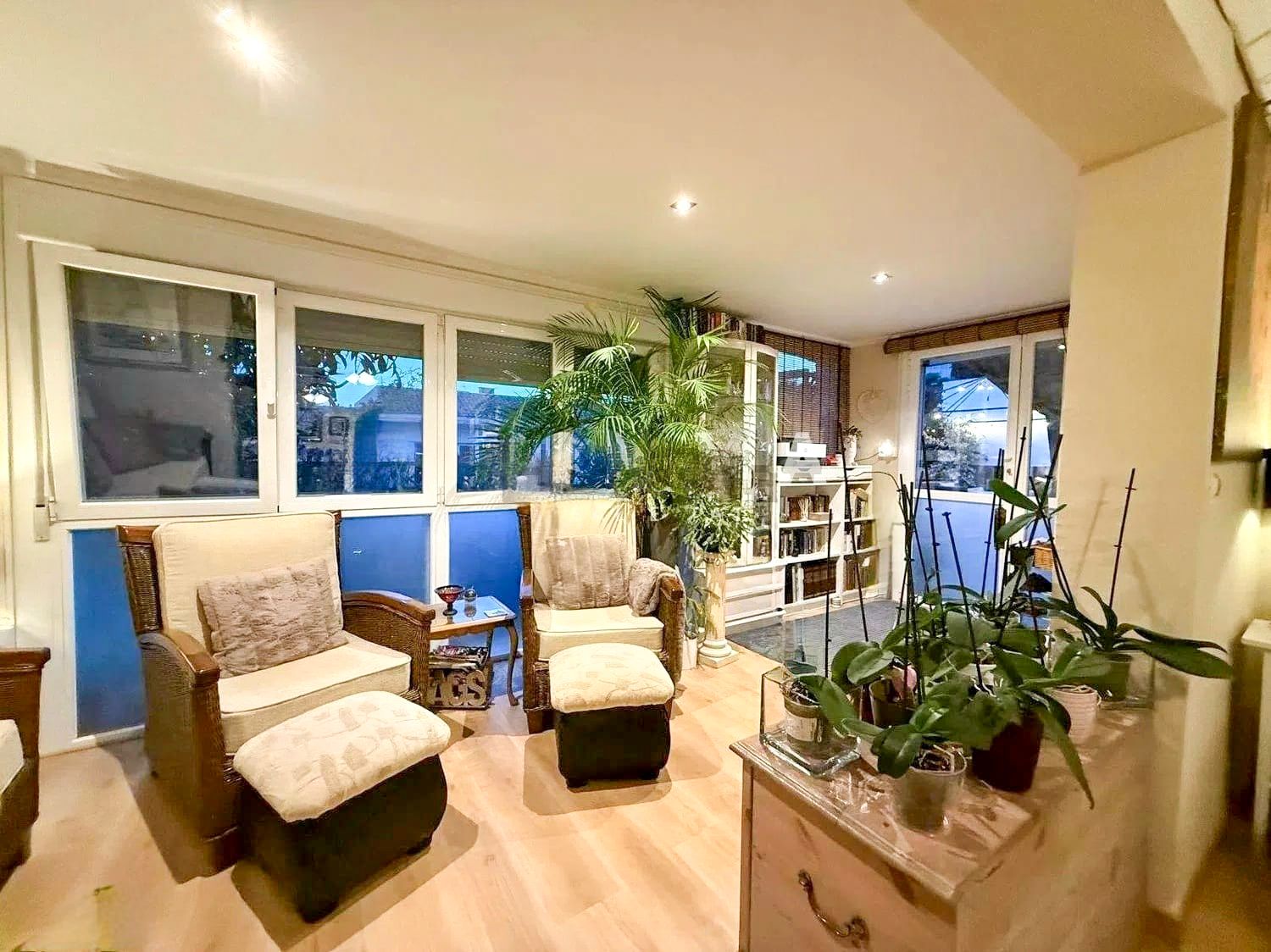 Chalet de una Planta con Solárium, Vistas al Mar y Diseño Moderno en La Nucía