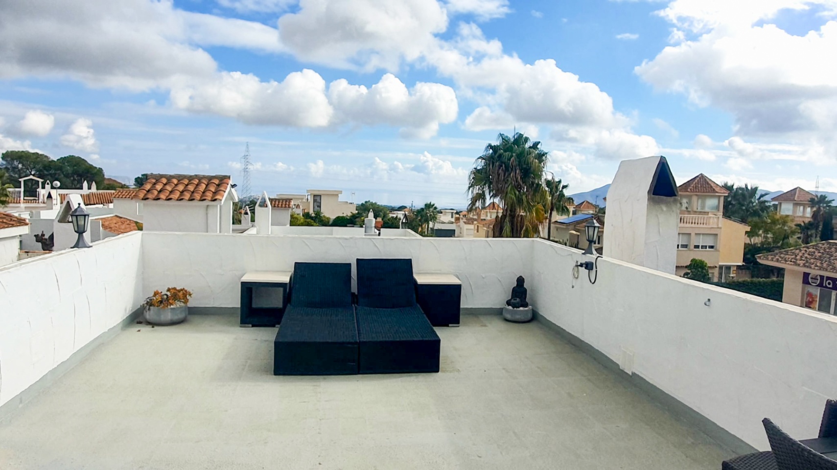 Chalet de una Planta con Solárium, Vistas al Mar y Diseño Moderno en La Nucía