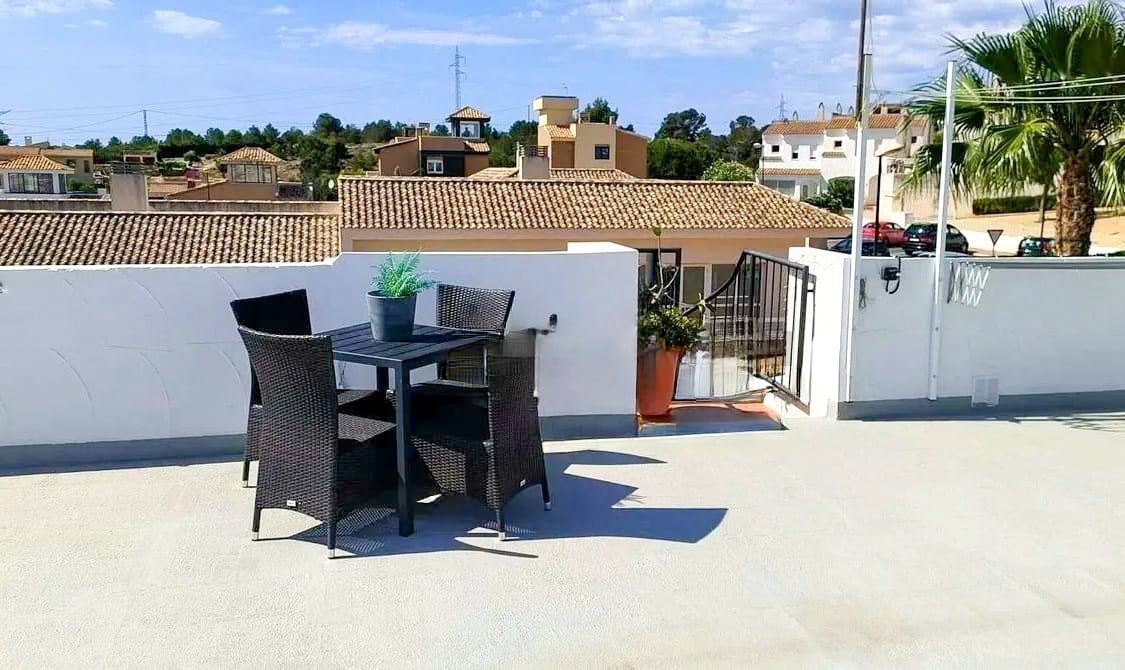 Chalet de una Planta con Solárium, Vistas al Mar y Diseño Moderno en La Nucía