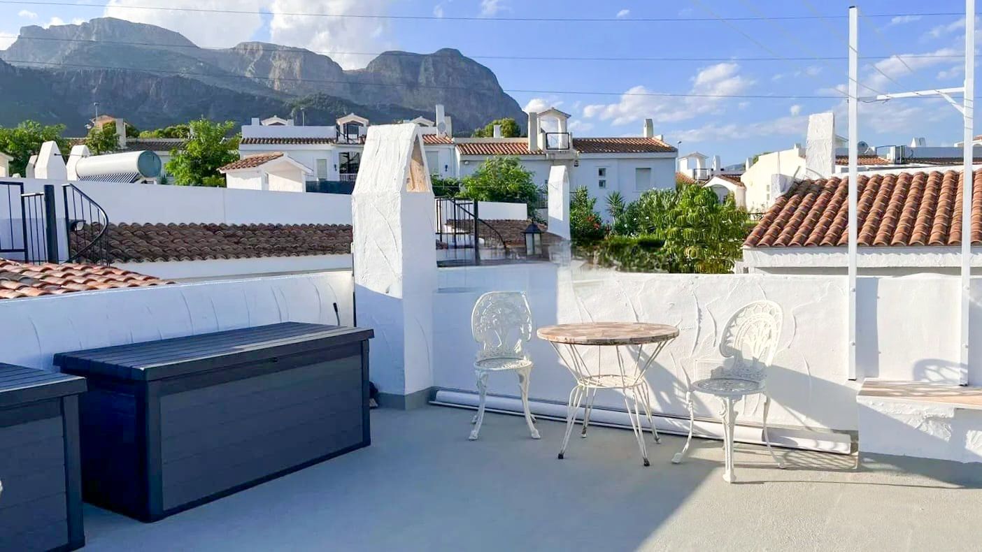 Chalet de una Planta con Solárium, Vistas al Mar y Diseño Moderno en La Nucía