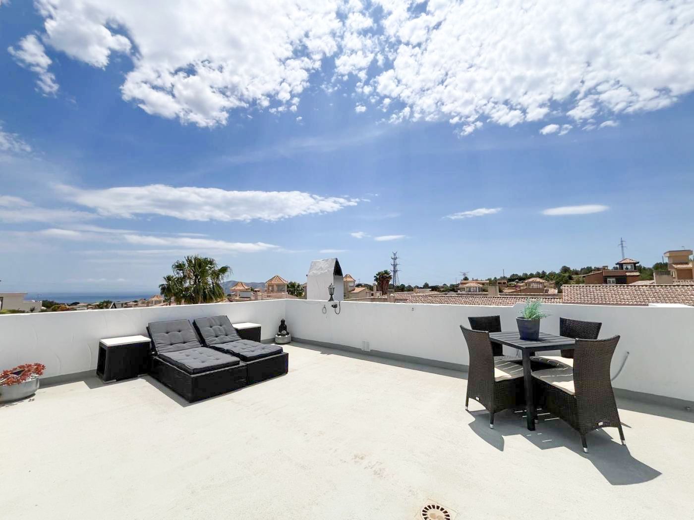 Chalet de una Planta con Solárium, Vistas al Mar y Diseño Moderno en La Nucía