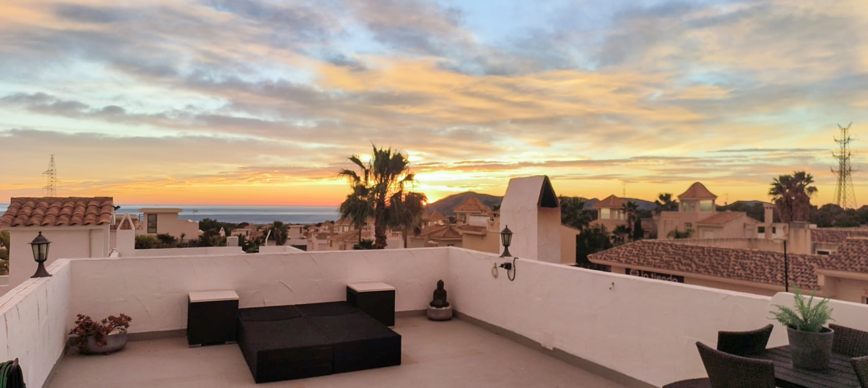 Chalet de una Planta con Solárium, Vistas al Mar y Diseño Moderno en La Nucía