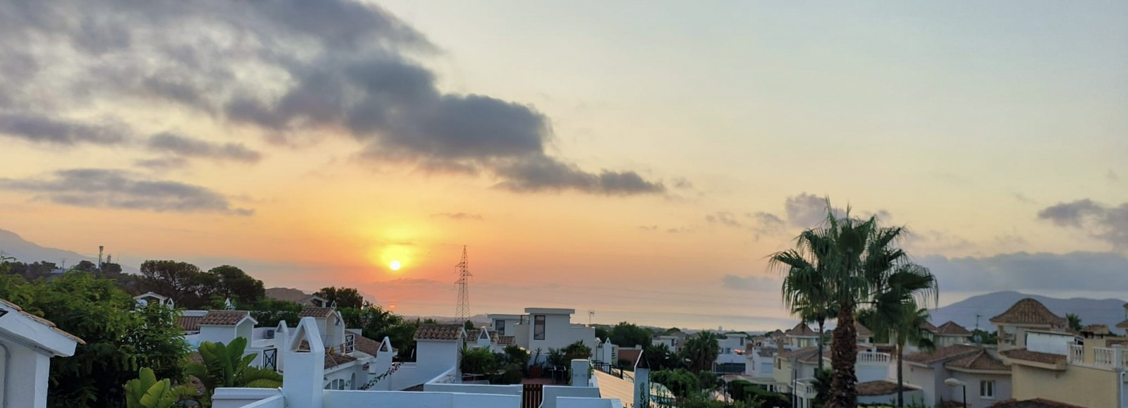 Chalet de una Planta con Solárium, Vistas al Mar y Diseño Moderno en La Nucía