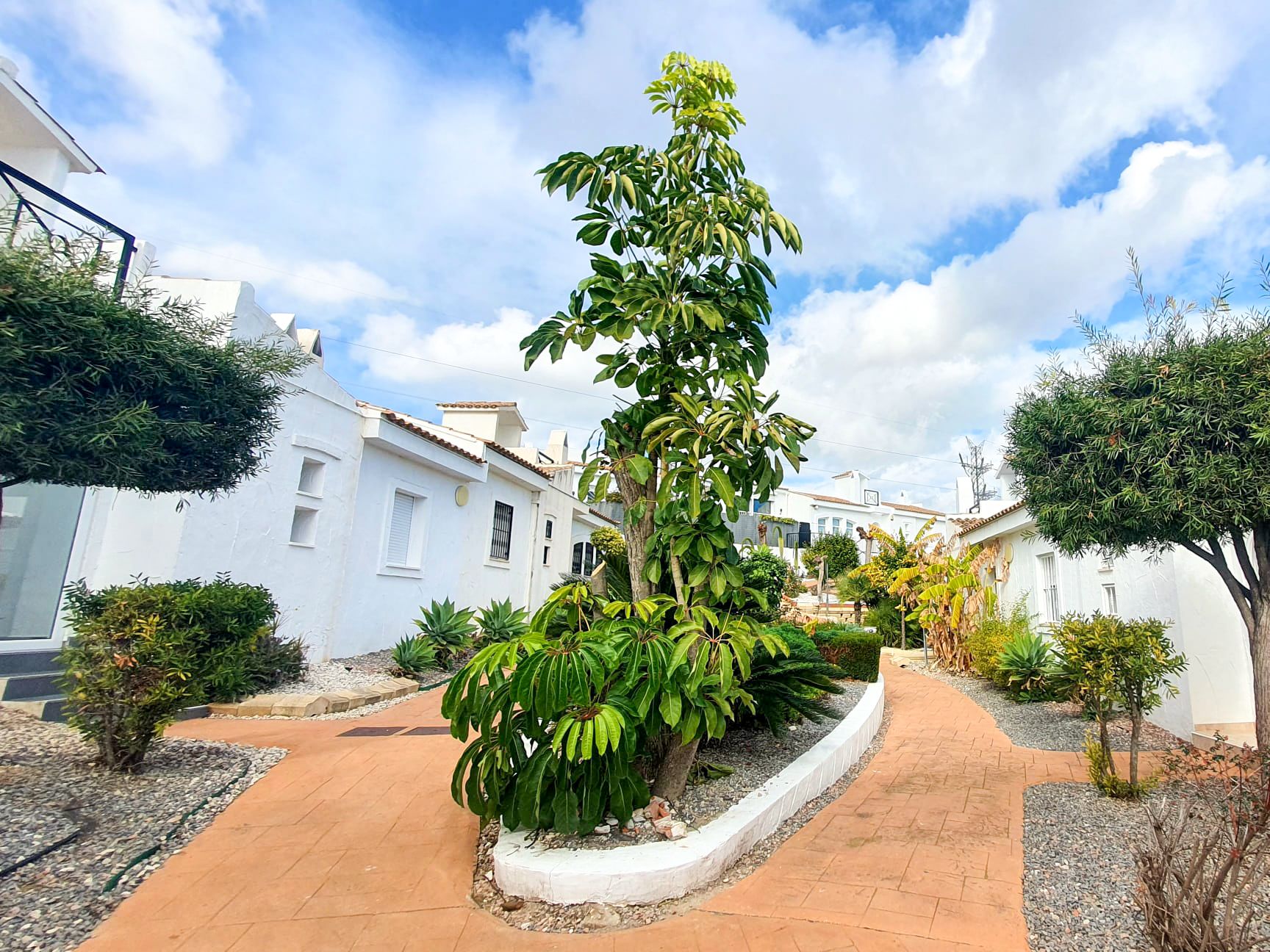Chalet de una Planta con Solárium, Vistas al Mar y Diseño Moderno en La Nucía