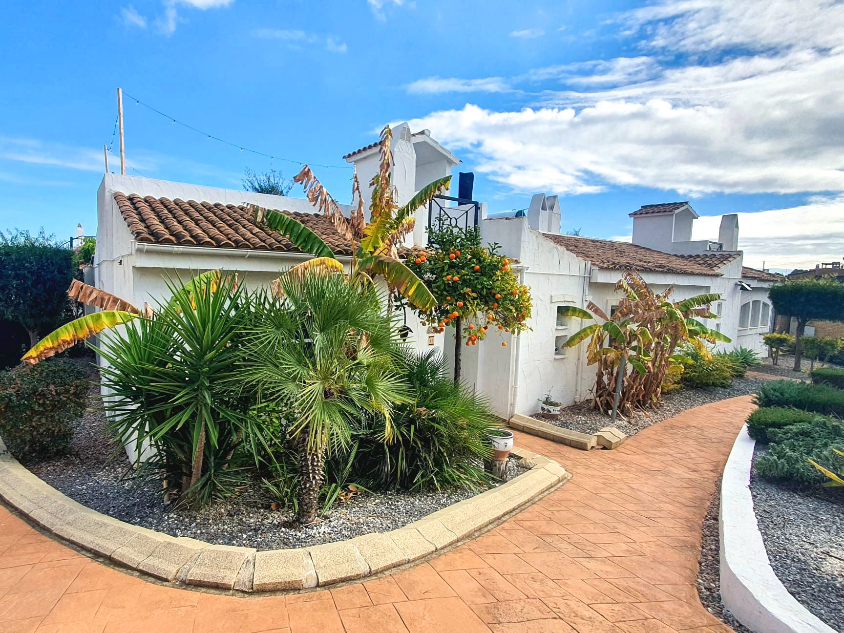 Chalet de una Planta con Solárium, Vistas al Mar y Diseño Moderno en La Nucía
