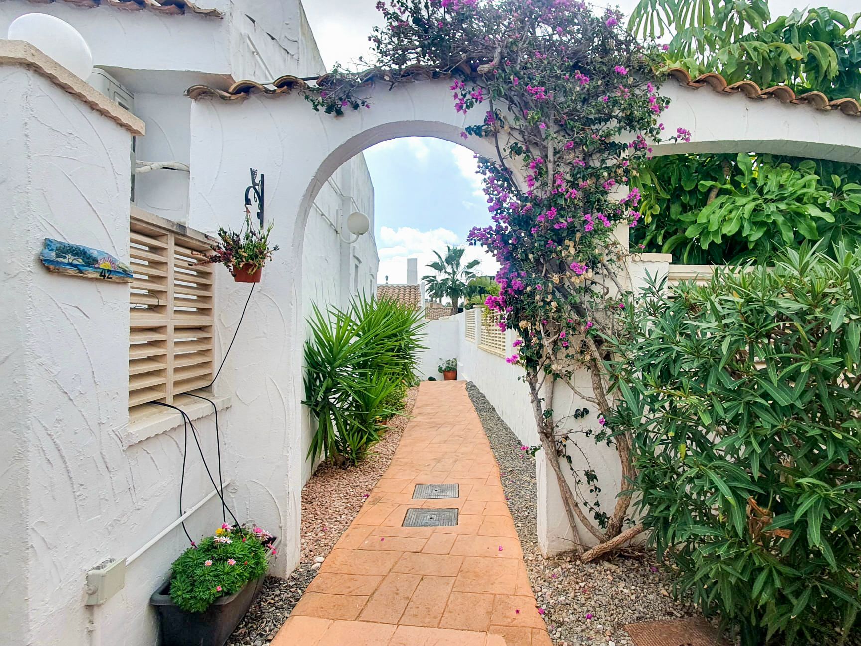 Chalet de una Planta con Solárium, Vistas al Mar y Diseño Moderno en La Nucía