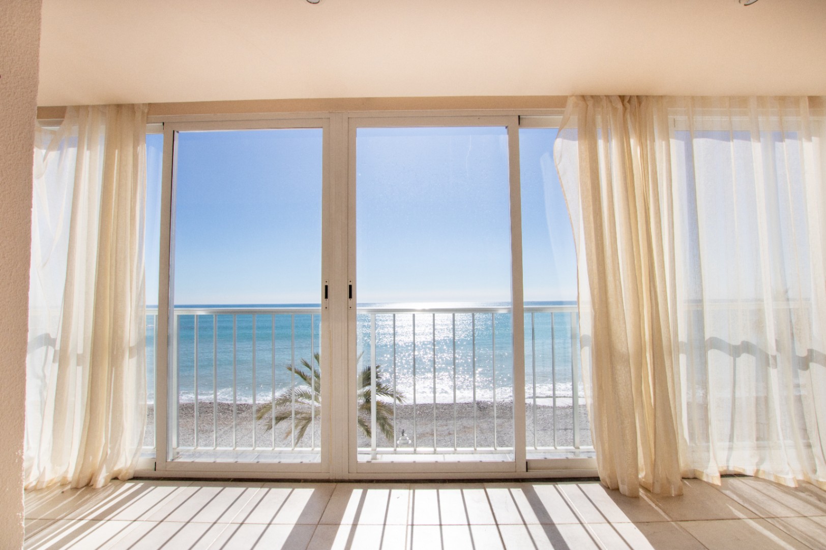 (RESERVADO) Espectacular piso en primera línea de Altea con vistas frontales al mar