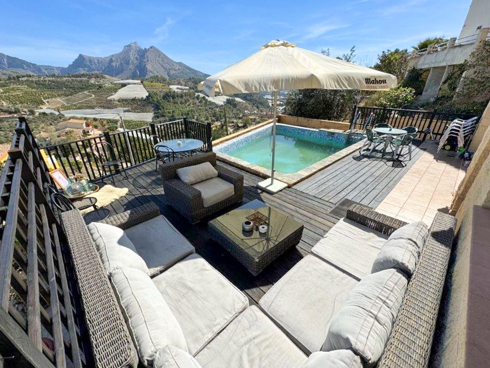 Villa mit Vermietungslizenz und Panoramablick