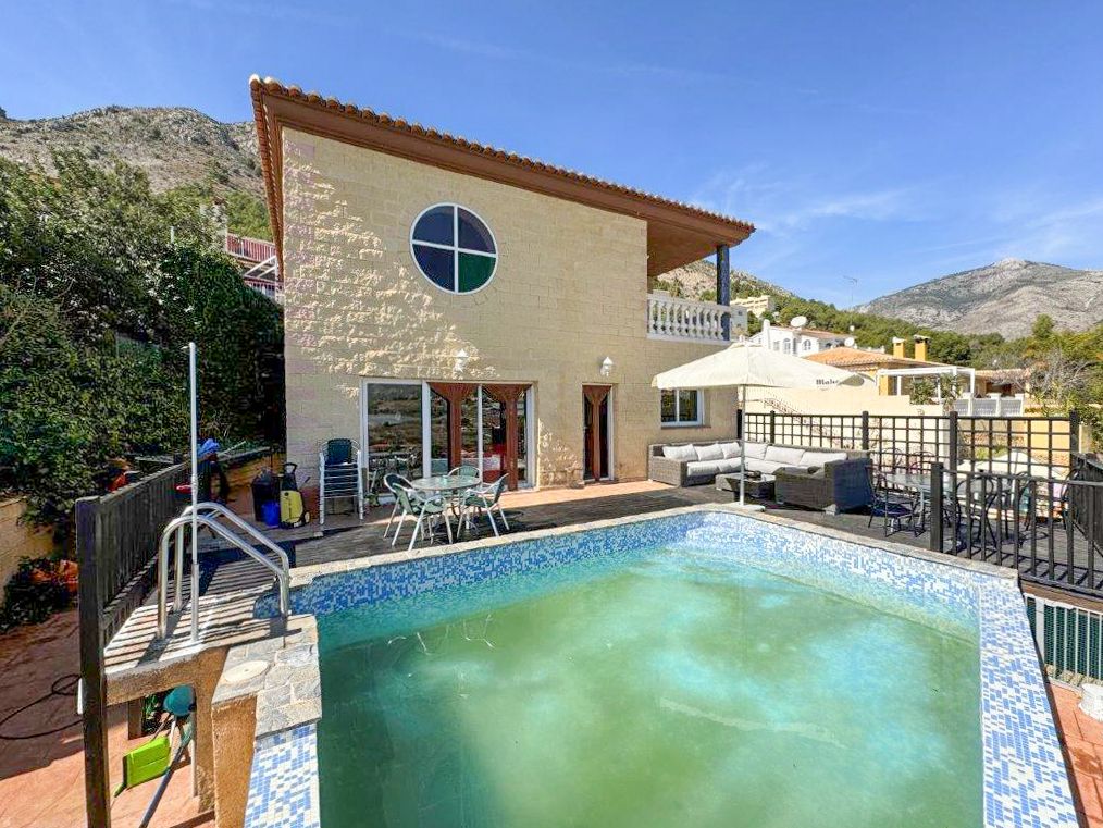 Villa mit Vermietungslizenz und Panoramablick