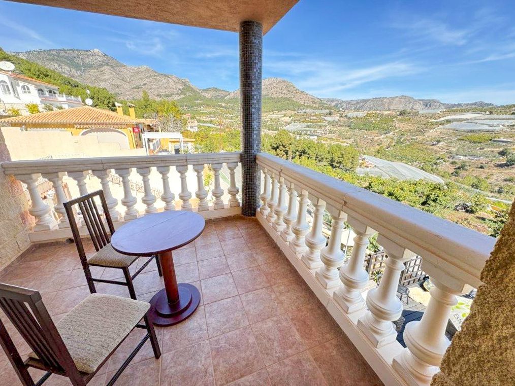 Villa mit Vermietungslizenz und Panoramablick