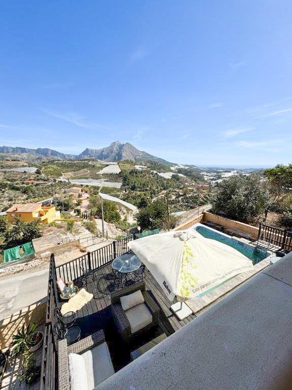 Villa mit Vermietungslizenz und Panoramablick