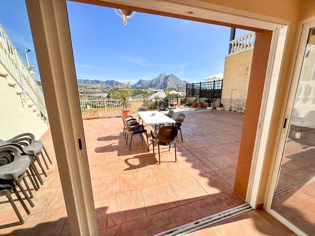 Villa mit Vermietungslizenz und Panoramablick