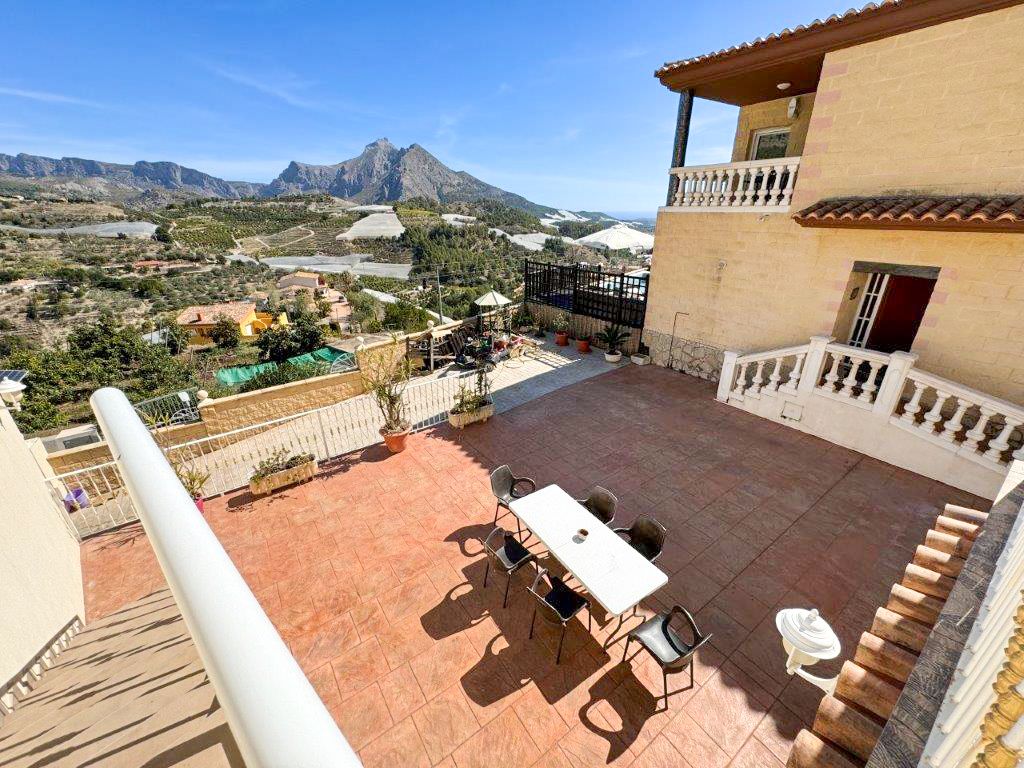 Villa mit Vermietungslizenz und Panoramablick