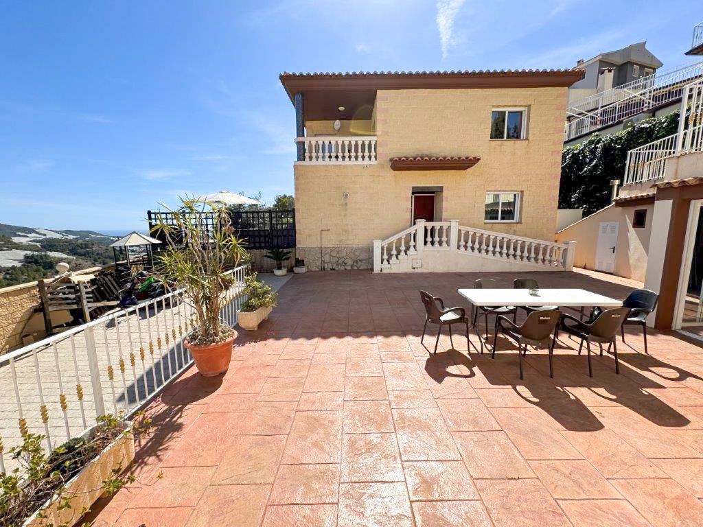 Villa mit Vermietungslizenz und Panoramablick