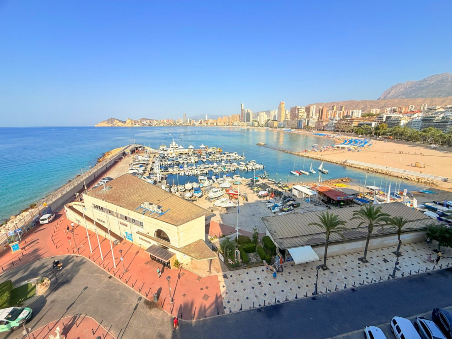 Eksklusiv hjørneleilighet i første linje ved havnen i Benidorm