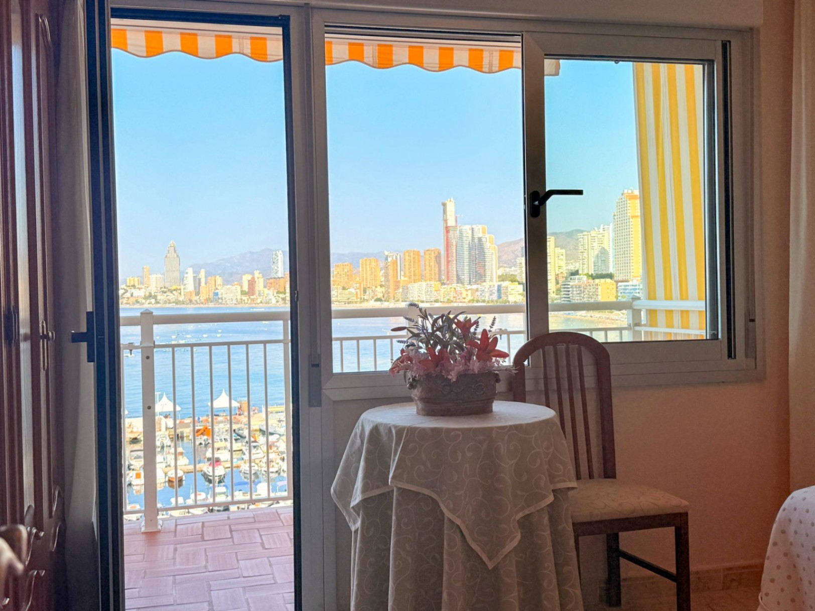 Eksklusiv hjørneleilighet i første linje ved havnen i Benidorm