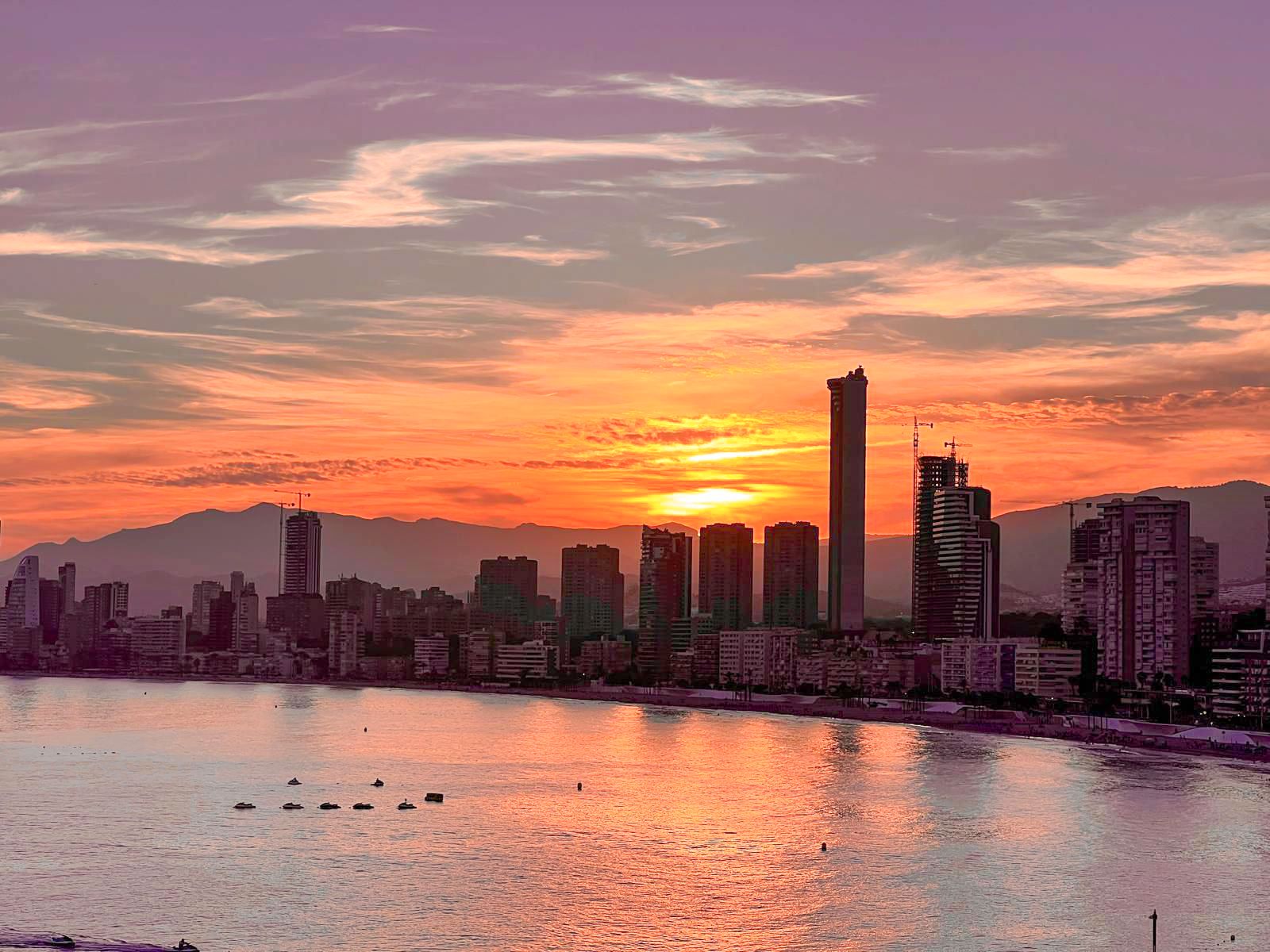 Eksklusiv hjørneleilighet i første linje ved havnen i Benidorm