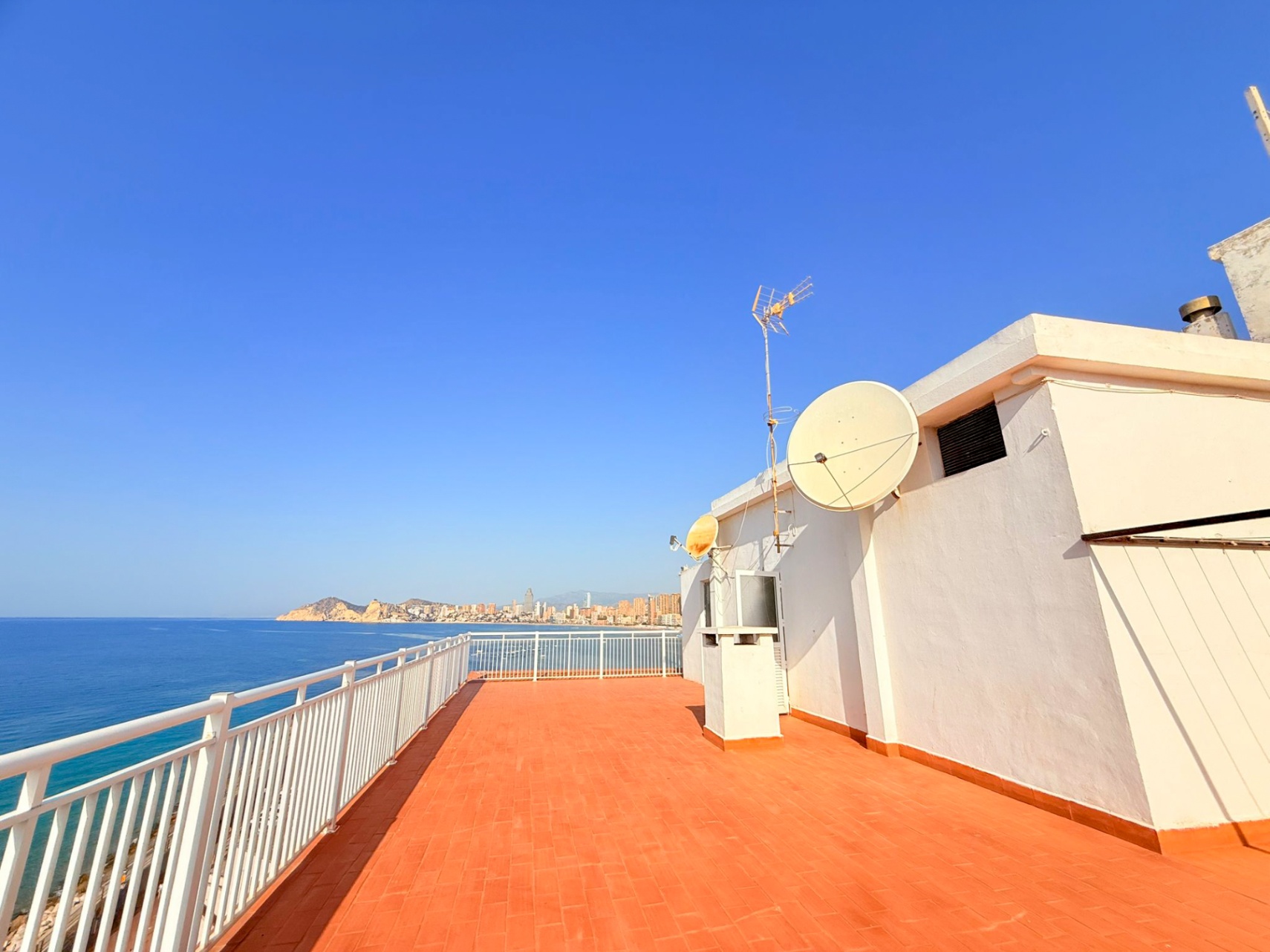 Eksklusiv hjørneleilighet i første linje ved havnen i Benidorm