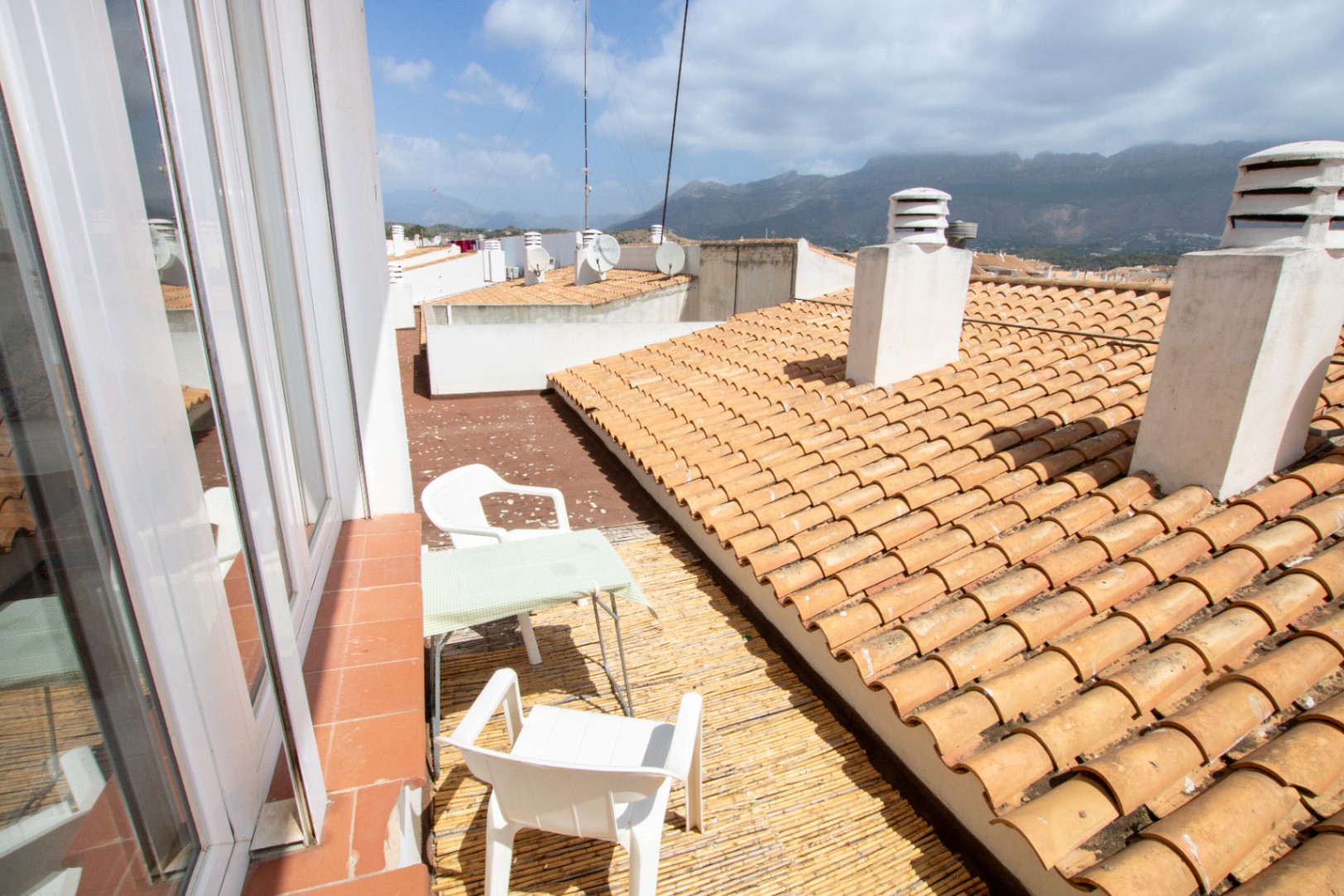 Luminoso piso con vistas al mar y a la montaña en Altea pueblo