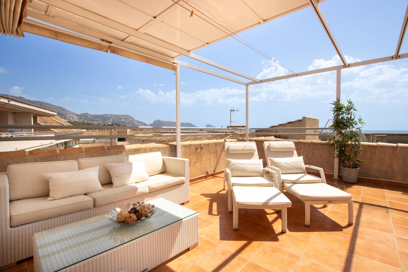 Spectacular penthouse with large terrace and panoramic views in Altea