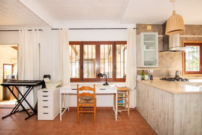 Chalet independiente en esquina con piscina privada en La Nucía