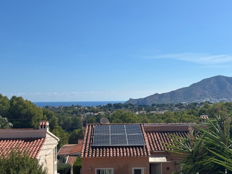 Chalet independiente en esquina con piscina privada en La Nucía